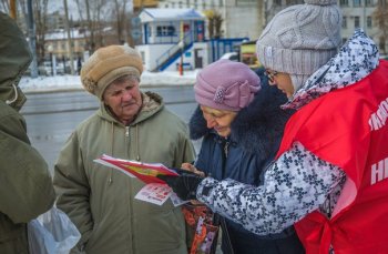 Жители Челябинска в День матери собирали подписи простив ГОКа